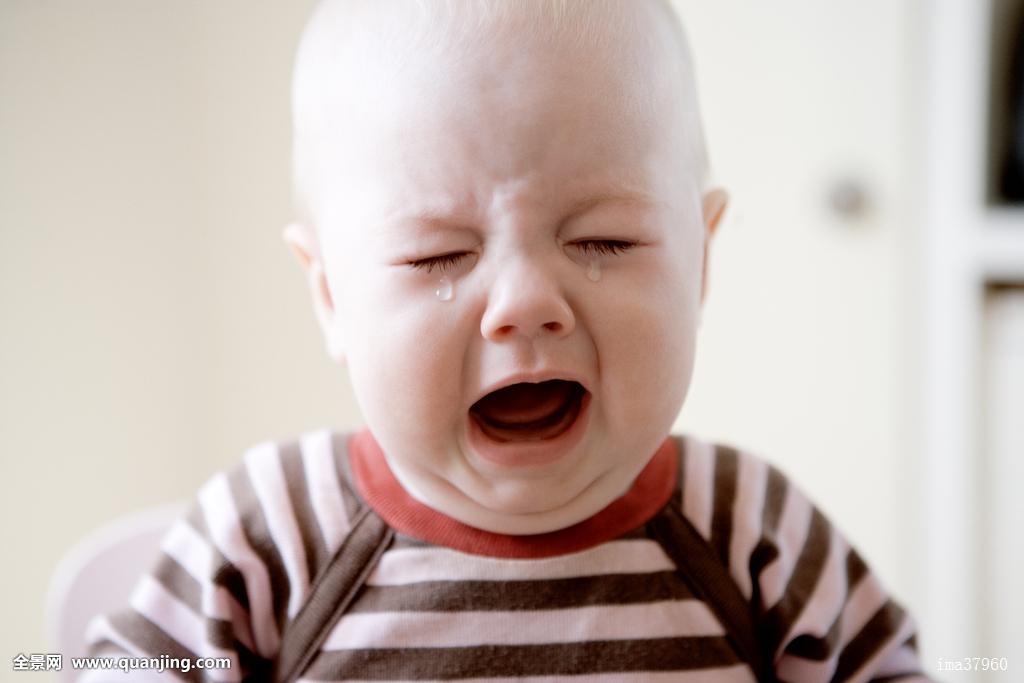 孩子2岁4个月，看到别的小朋友哭或者听到哭声，自己也会哭。怎么办？