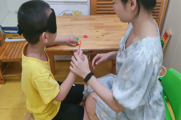 家长如何在家提升自闭症孩子认知能力？