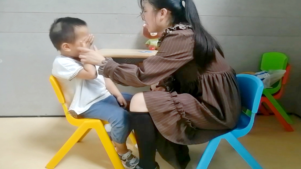 长江新区阳逻街自闭症康复机构宝蕊湾特殊儿童康复中心为您分享：一场关于外出就餐的“战争”