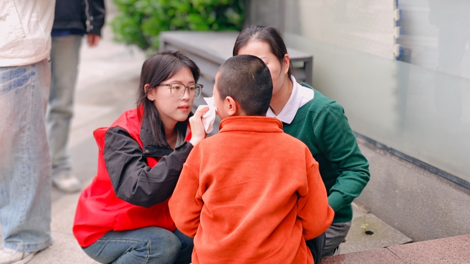 多方携手共筑爱的星空——武汉心之初特教学校联合多所高校成功举办第十九届世界孤独症日宣传活动