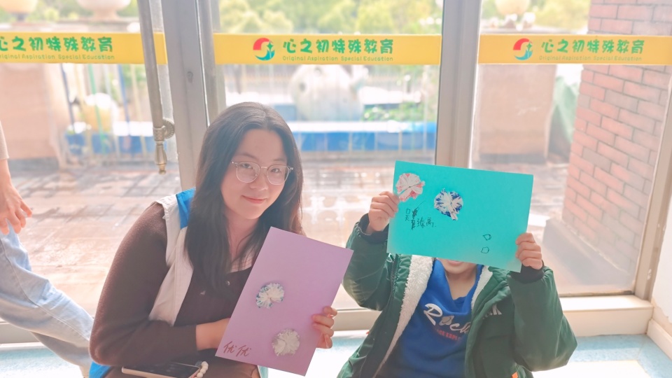 “凝思绘意，手印成星”——心之初特教携手湖经会计学院青协开展关爱自闭症儿童主题活动