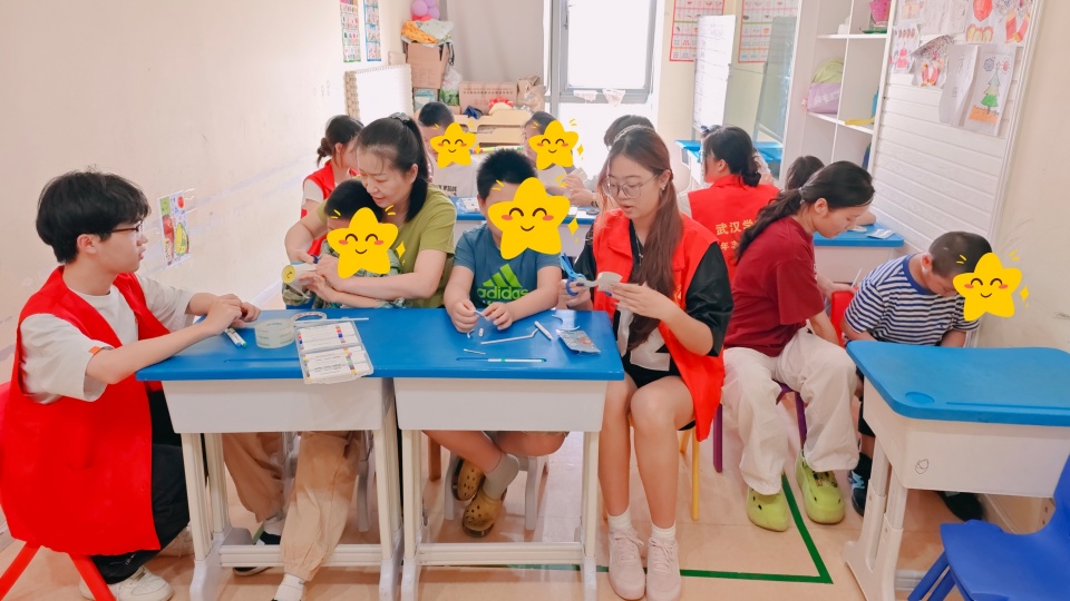 心之初特殊教育联合武汉学院开展自闭症儿童创意手工活动